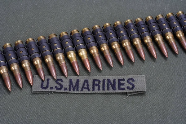 弹药传送带在美国海军陆战队员制服背景 — 图库照片