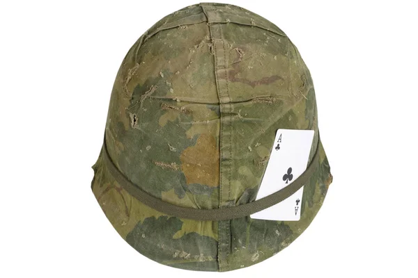 美国陆军头盔越南战争时期与护身符 王牌俱乐部玩牌 — 图库照片