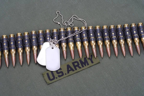 Munitionsgürtel Und Hundeetiketten Auf Uns Armeeuniformen Hintergrund — Stockfoto