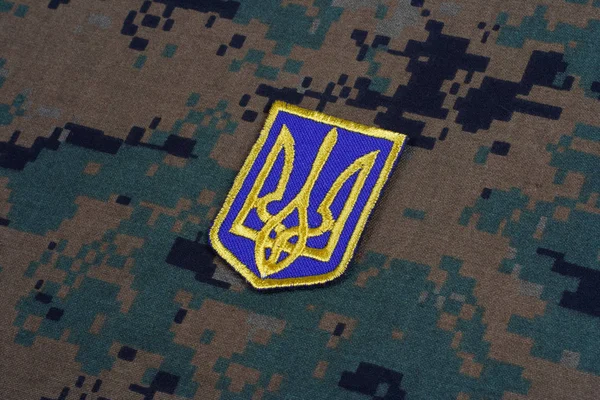 キエフ ウクライナ 2015 ウクライナ陸軍制服バッジ背景 トライデント ウクライナのエンブレム — ストック写真