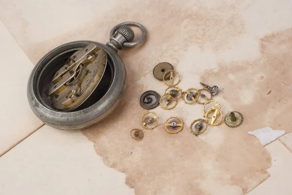 Reloj Bolsillo Vintage Roto Sobre Fondo Papel Sucio —  Fotos de Stock