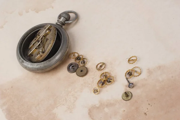 Reloj Bolsillo Vintage Roto Sobre Fondo Papel Sucio — Foto de Stock