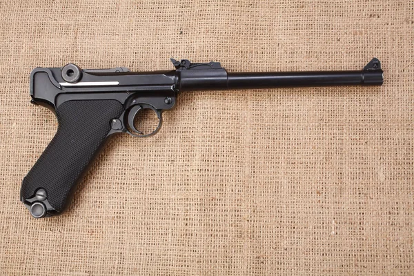 キャンバスの背景に第一次世界大戦期のドイツ軍拳銃 — ストック写真