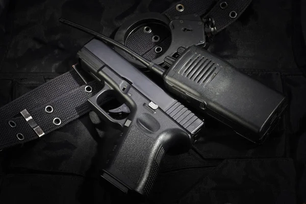 Polizeiwaffe Und Ausrüstung Auf Schwarzem Uniformhintergrund — Stockfoto