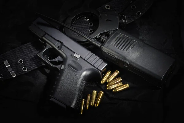 警察の武器と黒の一様な背景に装備 — ストック写真