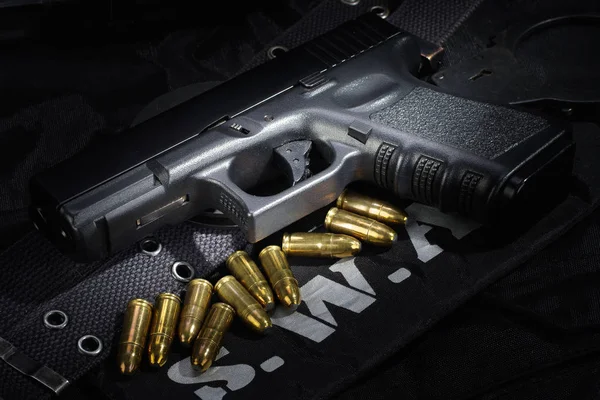Swat Fegyver Felszerelés Fekete Egységes Háttér — Stock Fotó