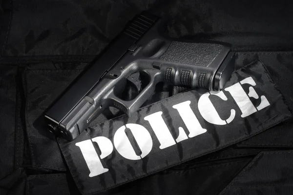 경찰은 무기와 검은색 유니폼에 — 스톡 사진