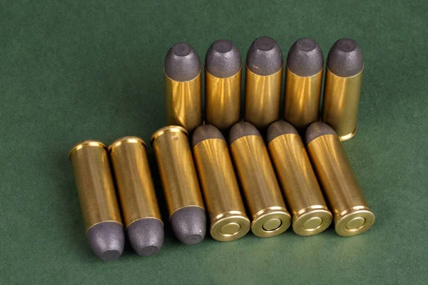 Westelijk Stijl Revolver Cartridges Groene Achtergrond — Stockfoto