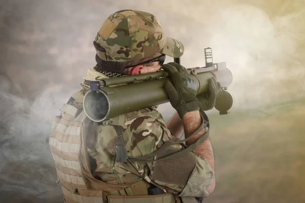民間軍事会社のオペレーターが手榴弾ランチャー銃から撮影 — ストック写真