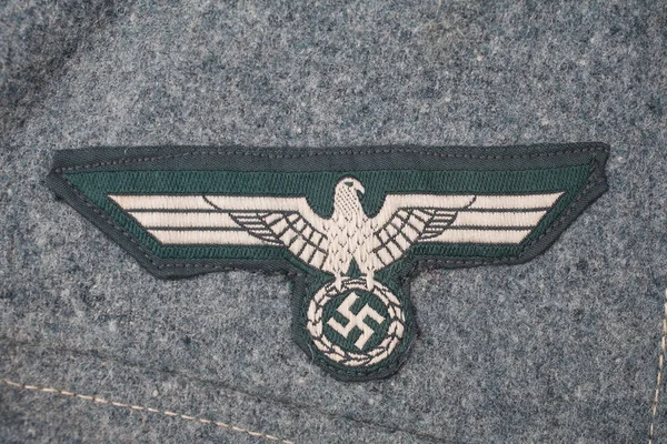 Ww2 Alman Wehrmacht Askeri Insignia Tekdüzen Arka Plan Üzerinde — Stok fotoğraf