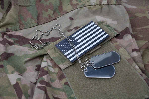 Flag Patch Mit Dog Tag Auf Multicam Camouflage Uniform Hintergrund — Stockfoto