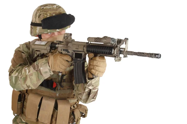 Soldaat Met Assault Rifle Witte Achtergrond — Stockfoto