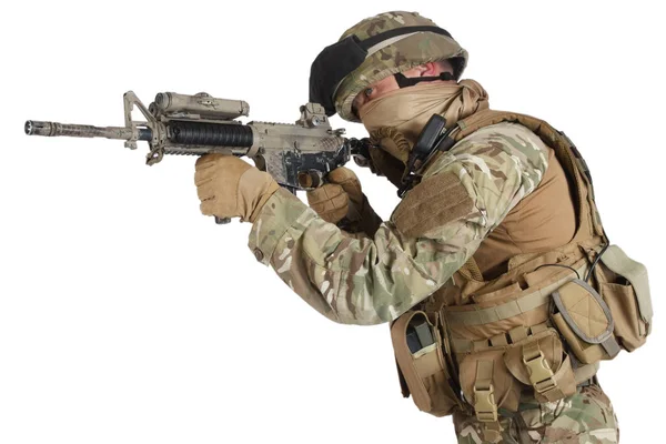 Soldat Mit Sturmgewehr Auf Weißem Hintergrund — Stockfoto