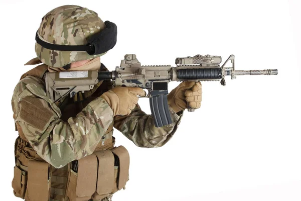 Soldaat Met Assault Rifle Witte Achtergrond — Stockfoto