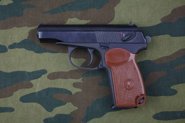 Rosyjski Pistolet 9Mm Rosyjski Kamuflażu Jednolite Tło — Zdjęcie stockowe