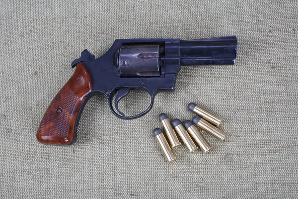 Revolver Lőszerek Rajzvászon Háttérszínén — Stock Fotó