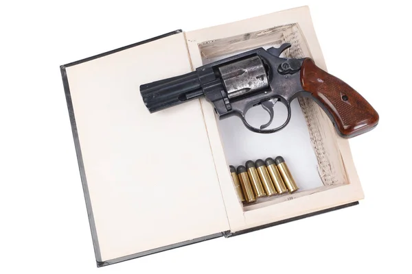 Pistola Revolver Con Cartucce Nascoste Libro Isolato Sfondo Bianco — Foto Stock
