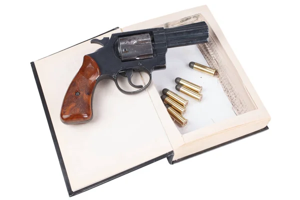 Revólver Arma Com Cartuchos Escondidos Livro Isolado Fundo Branco — Fotografia de Stock