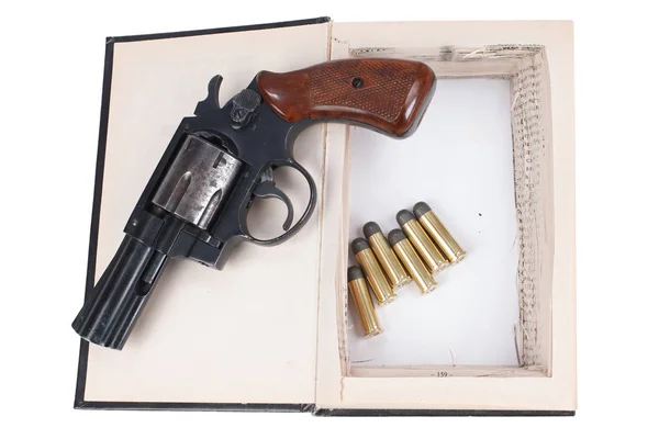 Pistola Revolver Con Cartucce Nascoste Libro Isolato Sfondo Bianco — Foto Stock