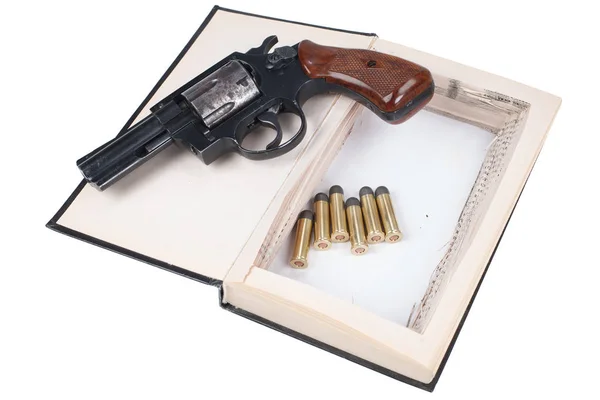 Beyaz Arka Plan Üzerinde Izole Bir Kitapta Gizli Kartuşları Silahla — Stok fotoğraf