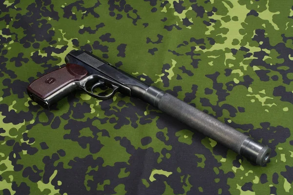 Pistola Com Silenciador Fundo Uniforme Camuflado — Fotografia de Stock