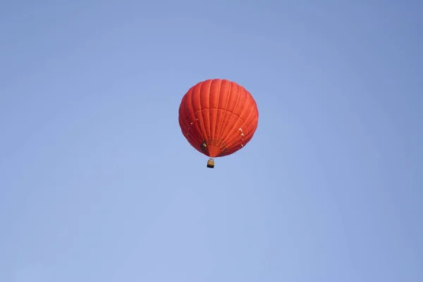 Vliegende Luchtballon Blauwe Lucht Met Onzichtbaarheidsaanjager — Stockfoto