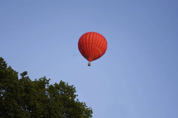 Ιπτάμενο Μπαλόνι Θερμού Αέρα Στο Μπλε Του Ουρανού Clowds — Φωτογραφία Αρχείου