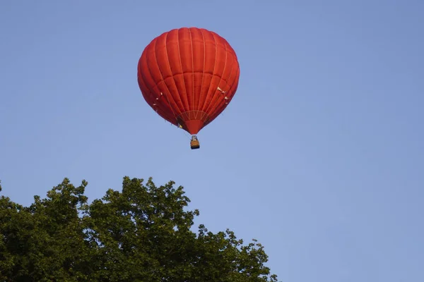 Montgolfière Volant Dans Ciel Bleu Avec Des Clowds — Photo