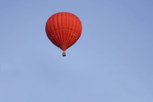 Montgolfière Volant Dans Ciel Bleu Avec Des Clowds — Photo