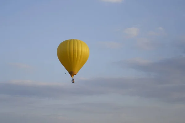 Montgolfière Volant Dans Ciel Bleu Avec Des Clowds — Photo