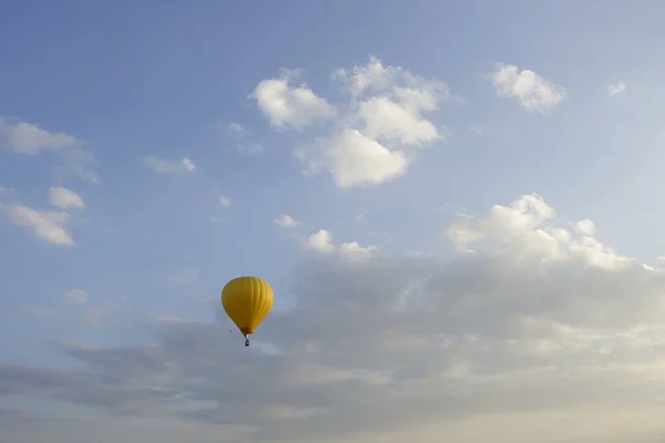 Montgolfière Volant Dans Ciel Bleu Avec Des Clowds — Photo