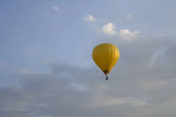 Montgolfière Volant Dans Ciel Bleu Avec Des Clowds — Photo