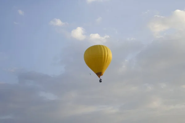 Montgolfière Volant Dans Ciel Bleu Avec Des Clowds — Photo