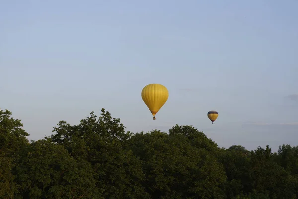 Terbang Balon Udara Panas Langit Biru Dengan Badut — Stok Foto