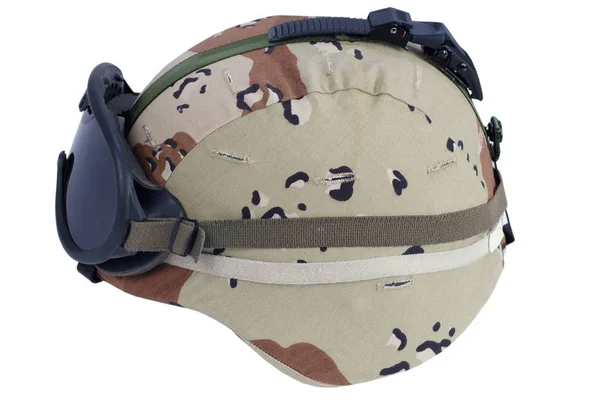 Армейский Кевларовый Шлем Пустынной Камуфляжной Крышкой Защитные Очки Изолированы — стоковое фото