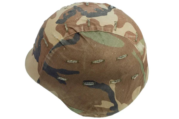 Армейский Кевларовый Шлем Камуфляжной Крышкой Изолированы Белом — стоковое фото