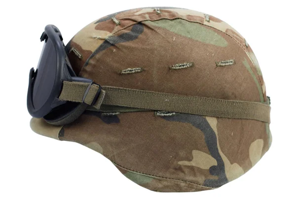我们的陆军凯夫拉尔头盔与护目镜隔离在白色上 — 图库照片