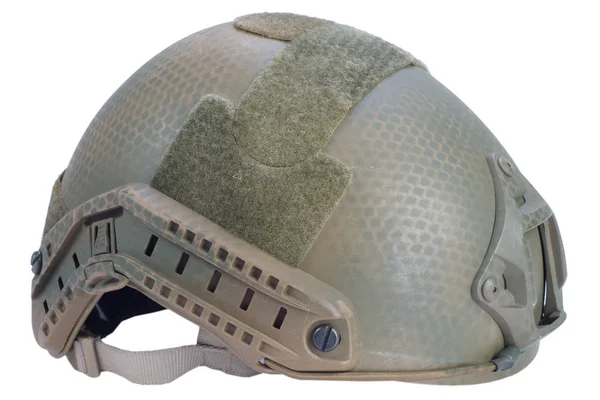 Gafas de visión nocturna en casco militar aislado sobre fondo blanco.