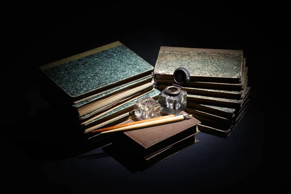 Παλαιά Βιβλία Χαρτιά Στυλό Μελάνης Και Inkpot Μαύρο Φόντο — Φωτογραφία Αρχείου