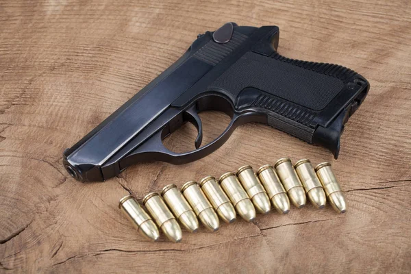 Pistol Med Ammunition Träbord Bakgrunden — Stockfoto