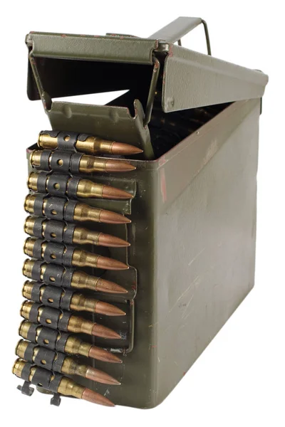 Cal 弾薬ベルトと金属製弾薬缶は 白で隔離 — ストック写真