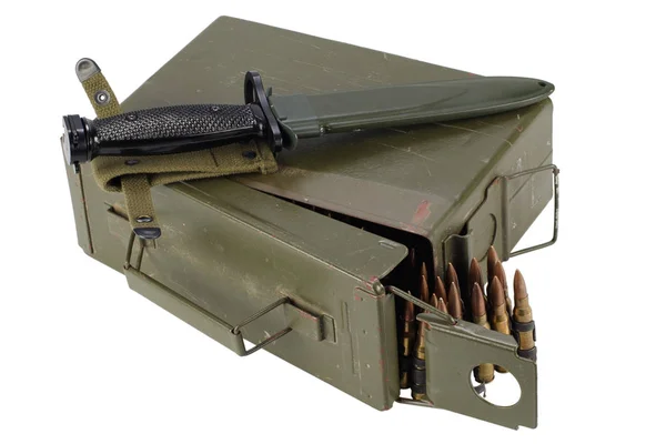 私たちは弾薬ベルトと白い背景で隔離の銃剣陸軍弾薬箱 — ストック写真