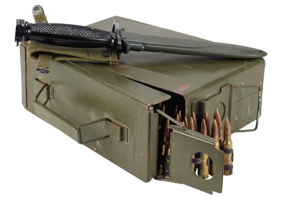 Groene Ammo Box Met Munitie Gordel Geïsoleerd Witte Achtergrond — Stockfoto