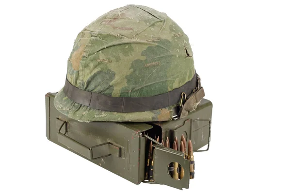 Army Mmo Box Con Cintura Munizioni Casco Isolato Sfondo Bianco — Foto Stock