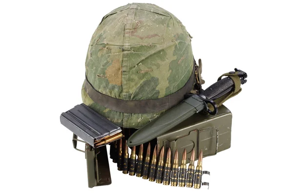 Army Ammo Box Avec Ceinture Munitions Baïonnette Casque Isolé Sur — Photo