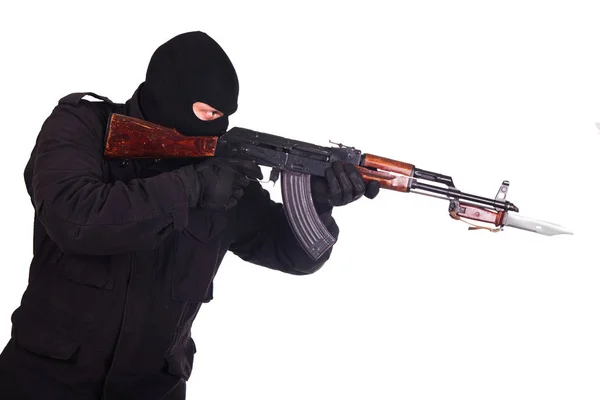 黒制服の男 白い背景で隔離の 銃を持つマスク — ストック写真