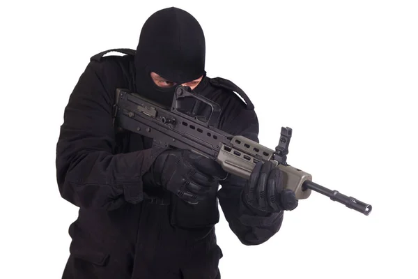 Homem Uniforme Preto Máscara Com Rifle L85 Isolado Fundo Branco — Fotografia de Stock