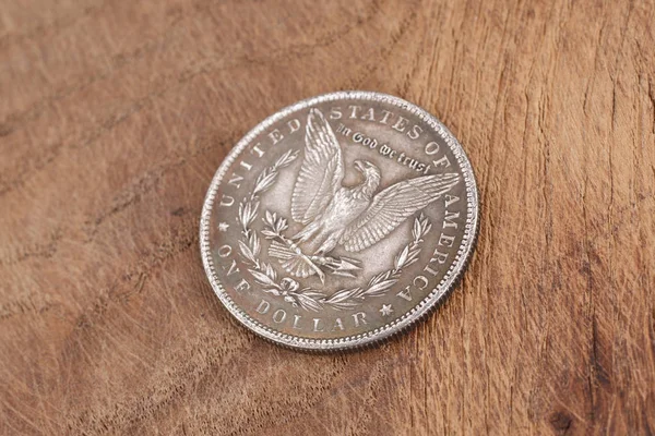 Antik Silver Dollar Trä Bakgrund — Stockfoto