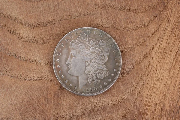 Серебристый Доллар Деревянном Фоне — стоковое фото