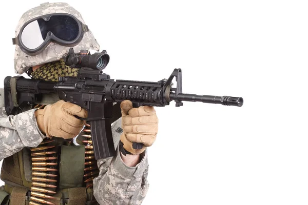 Soldado Estadounidense Con Rifle Sobre Fondo Blanco —  Fotos de Stock